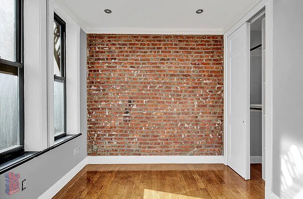 Building Photo - 314 E 106th St