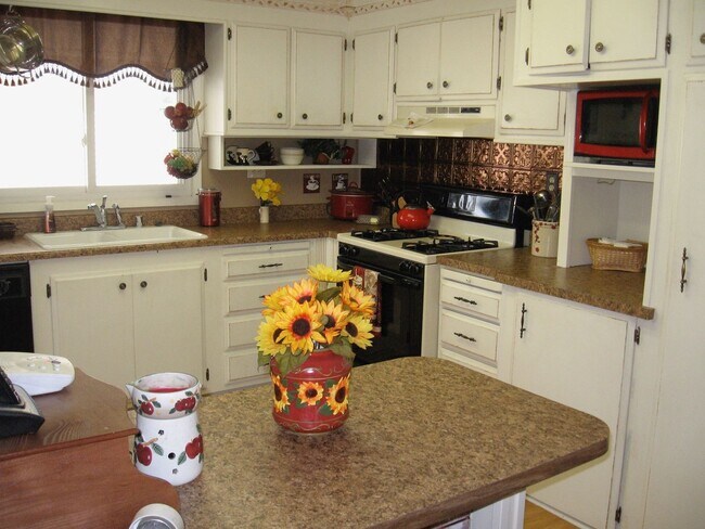 Foto del edificio - Welcome to the vibrant 55+ mobile home com...