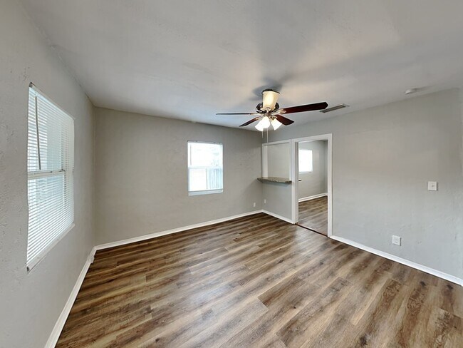 Building Photo - 5542 Kelly Dr N