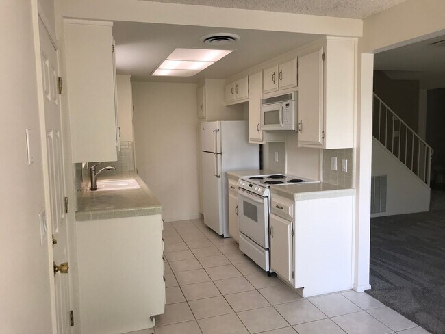 Foto del edificio - La Canada Townhome Quiet Community 2 Bedroom