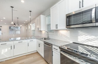 Building Photo - Room in Townhome on Gossamer Ln