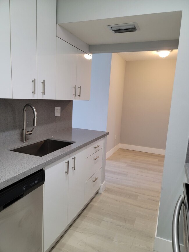 Building Photo - 10790 N Kendall Dr