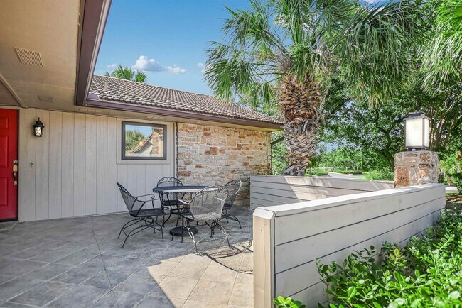 Foto del edificio - 100 Bay Point Dr