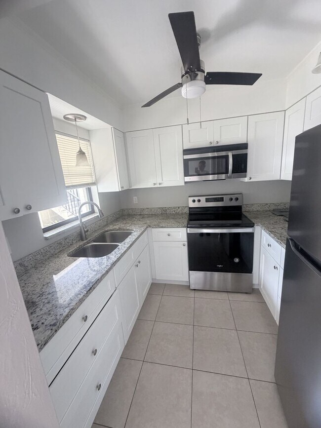 Building Photo - 130-136-136 Cape Coral Pkwy W