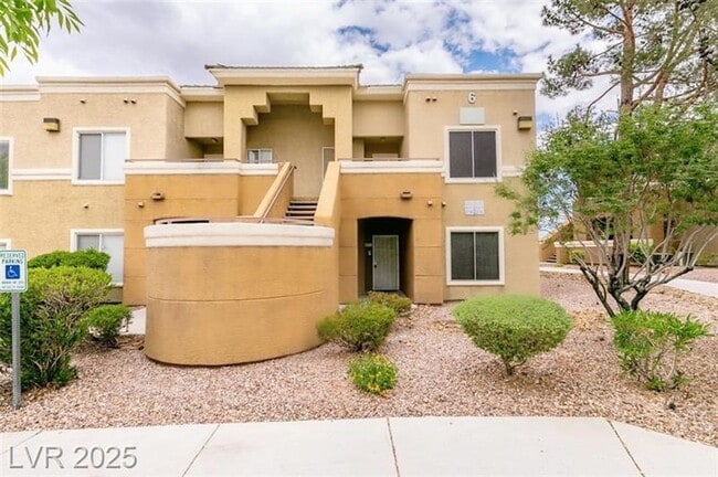 Building Photo - GORGEOUS 2 BEDROOMS UNIT*UPGRADED*TONS OF COMMUNITY AMENITIES*GATE COMMUNITY*