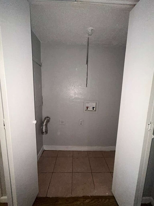 Foto del edificio - 2408 Hollandale Cir