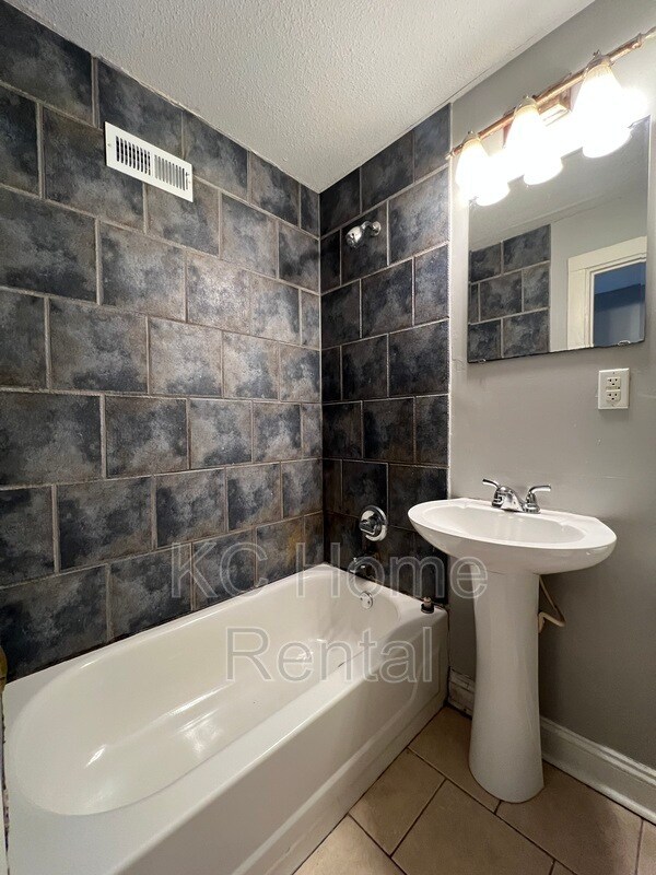 Building Photo - 1112 W 41st Terrace