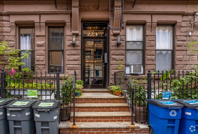Entrance - 338 W 17th St