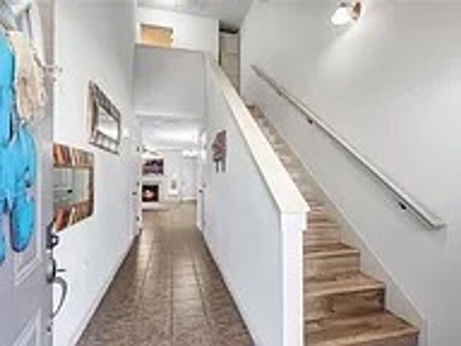 Foto del edificio - Beautiful 2 bed, 2.5 bath Townhome - MOVE ...