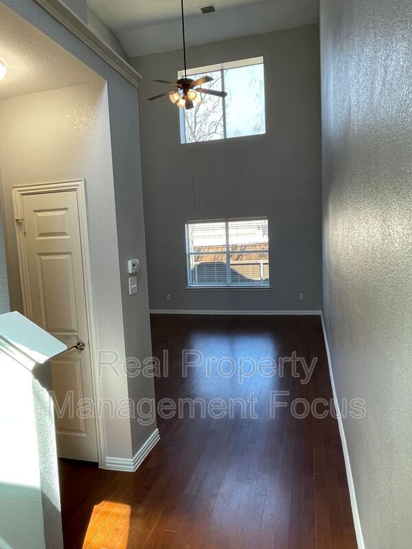 Foto del edificio - 4645 Penelope Ln