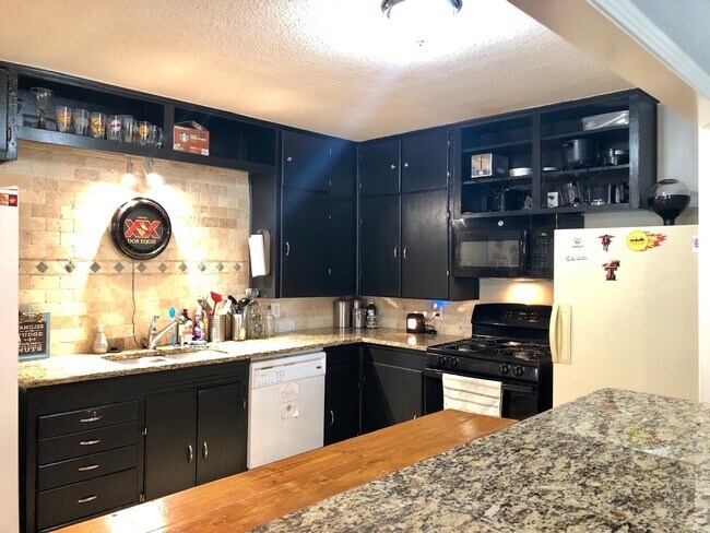 Building Photo - Beautiful Charming 4-Bedroom