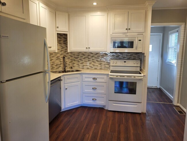 Foto del edificio - Beautiful 3 bedroom house with granite countertops and central heat and air