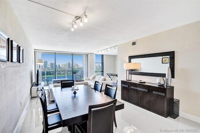 Foto del edificio - 3675 N Country Club Dr