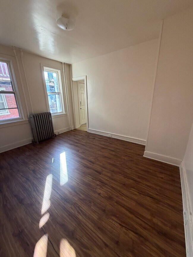 Foto del edificio - 210 S Duke St