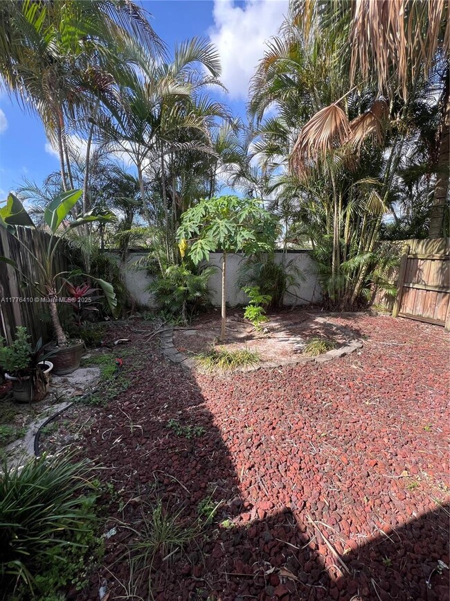 Building Photo - 6944 SW 40th Ct