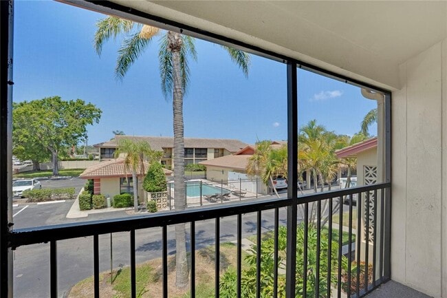 Foto del edificio - 2415 Bayshore Gardens Pkwy