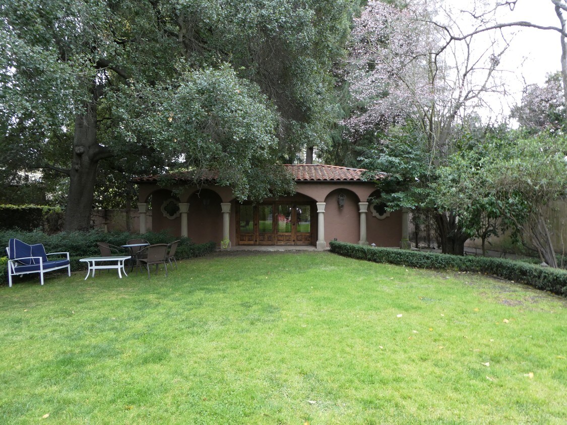 Primary Photo - 1170 University Ave