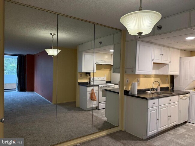 Foto del edificio - 5911 Edsall Rd