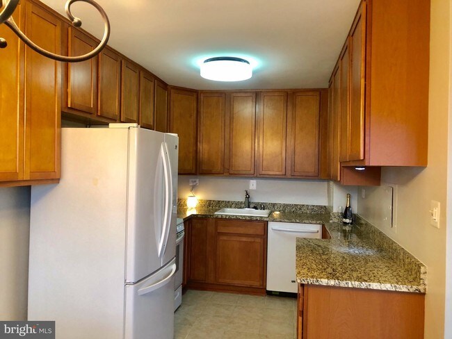 Building Photo - 5851 Quantrell Ave