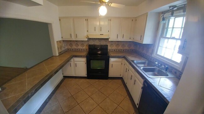 Foto del edificio - 2 BR / 2.5 BA Condo on Forest Hill. Pets Considered. Available Now!