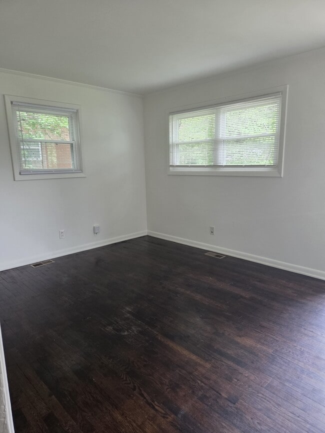 Building Photo - 202 Bingham St