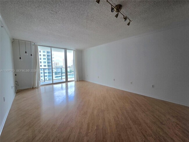 Foto del edificio - 1155 Brickell Bay Dr