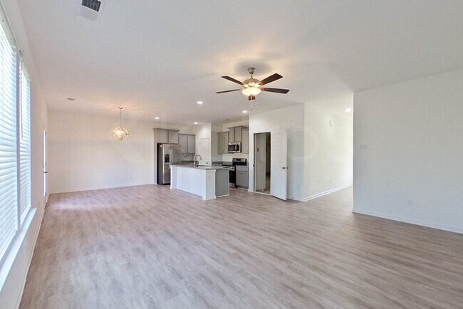 Foto del edificio - 304 Silver Maple Ln