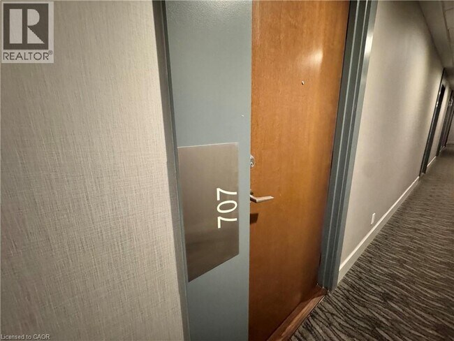 Photo du bâtiment - 2220 Lake Shore Blvd W