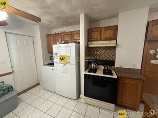 Building Photo - 148 Saratoga St