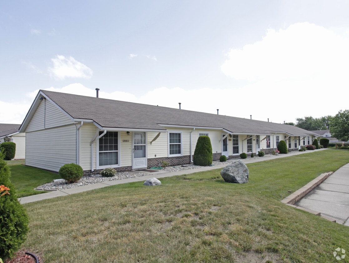 Rosewood Apartments in Roseville, MI