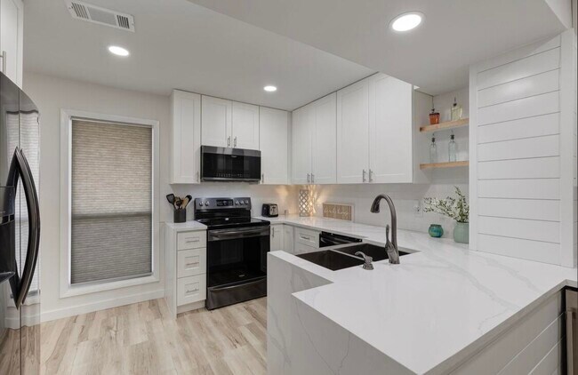 Building Photo - 735 Sandpiper Pl