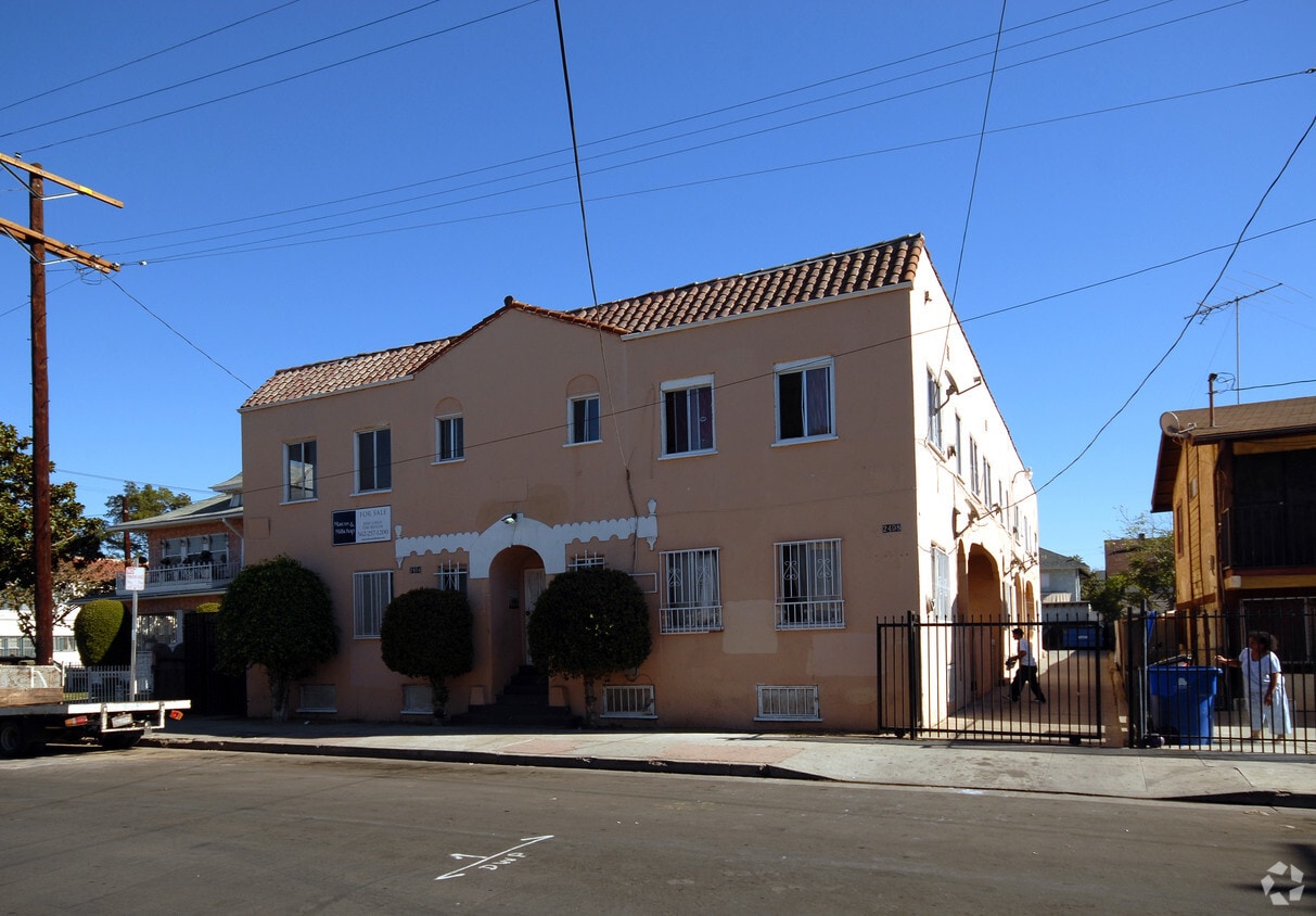 Building Photo - 2404-2410 S Budlong Ave