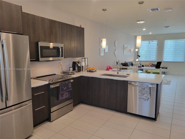 Foto del edificio - 6401 NW 103rd Pl