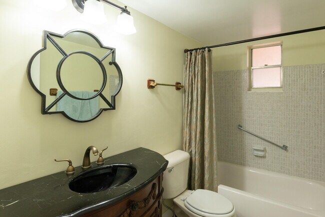 Building Photo - 2856 Garden Dr S
