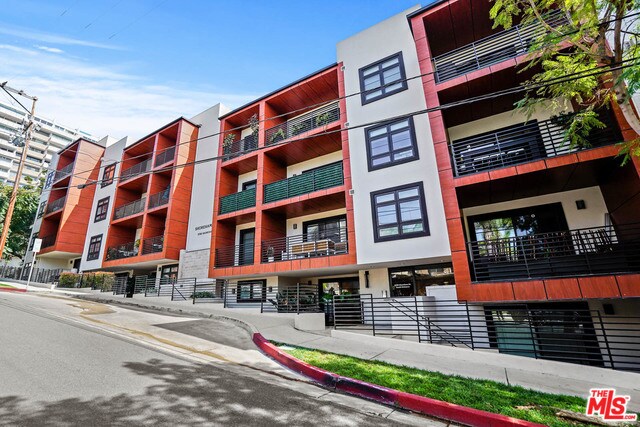 Foto del edificio - 8788 Shoreham Dr