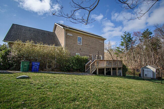 Foto del edificio - Spacious Home with Hot Tub, Fenced Yard and Solar Power