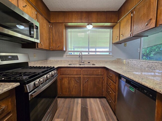 Foto del edificio - HUGE RENT SPECIAL & NEW IN MANAGEMENT - AV...