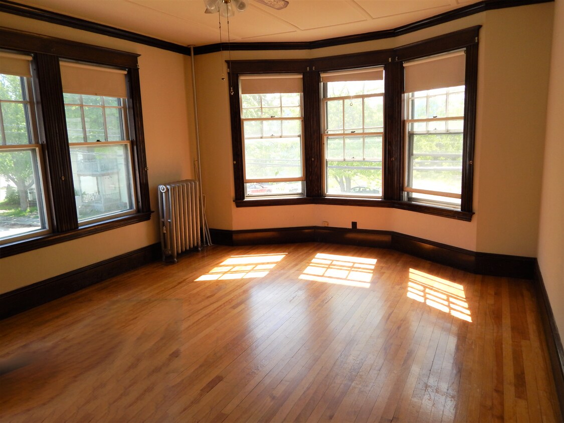 Living Room - 98 Wood St