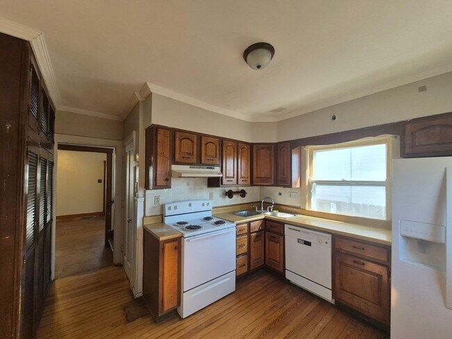 Building Photo - Charming 3 bedroom home