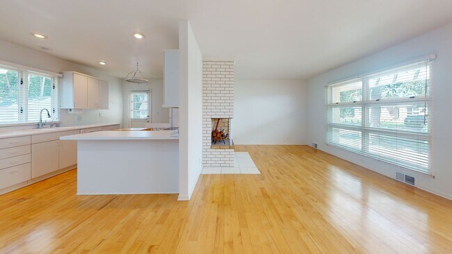 Building Photo - Charming Single Family Home to-fantastic f...
