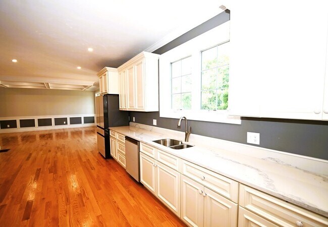 Foto del edificio - 8-12 Pinedale Rd