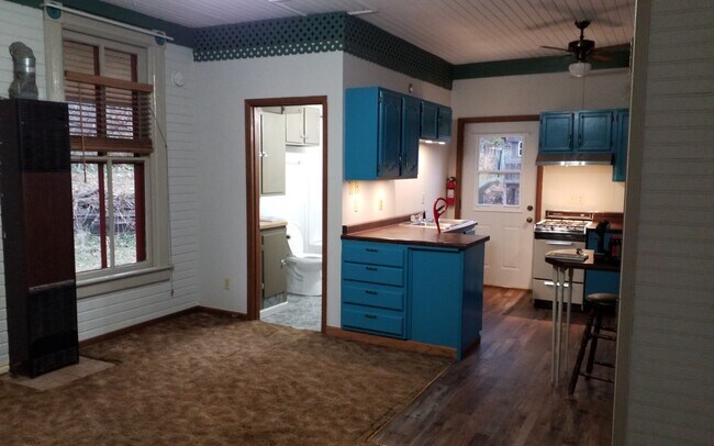 Building Photo - 46865 Riverview Dr