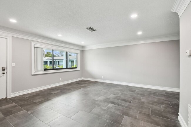 Building Photo - 2942 W Bay Dr