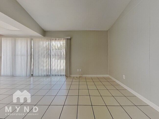 Foto del edificio - 1305 Armstrong Dr