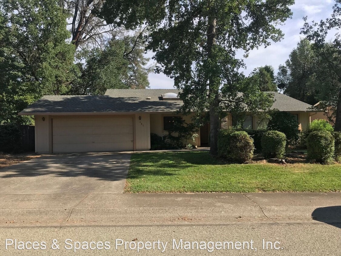 3 br, 2 bath House 881 Oakmont Drive House Rental in Redding, CA