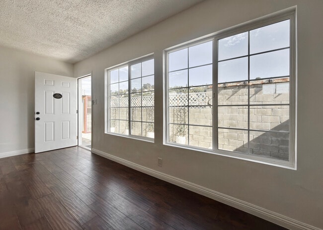 Desde la ventana de la sala de estar - 3552 Whiteside St