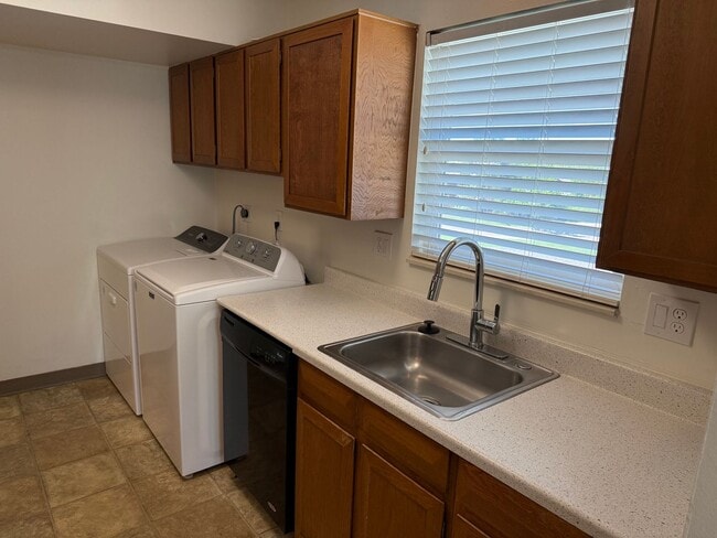 Building Photo - Stylish & Convenient 1-Bedroom Condo in Pr...