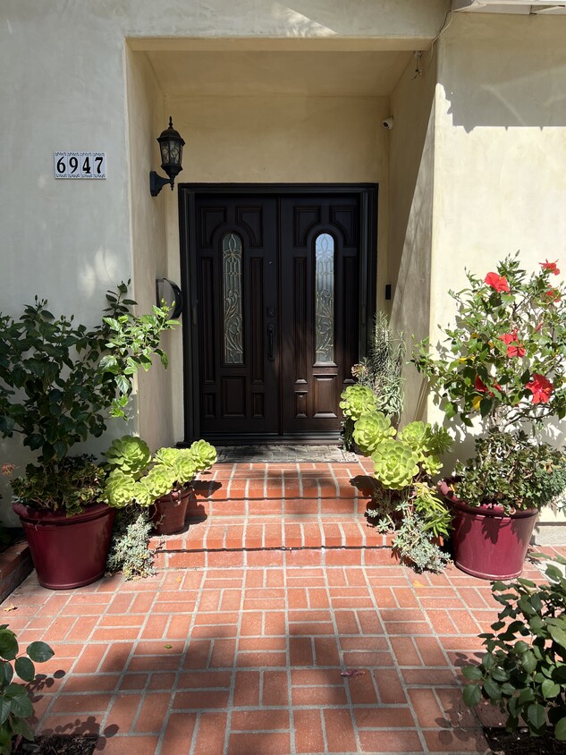 Double Front Door w/ Sliding Screen - 6947 Jellico Ave