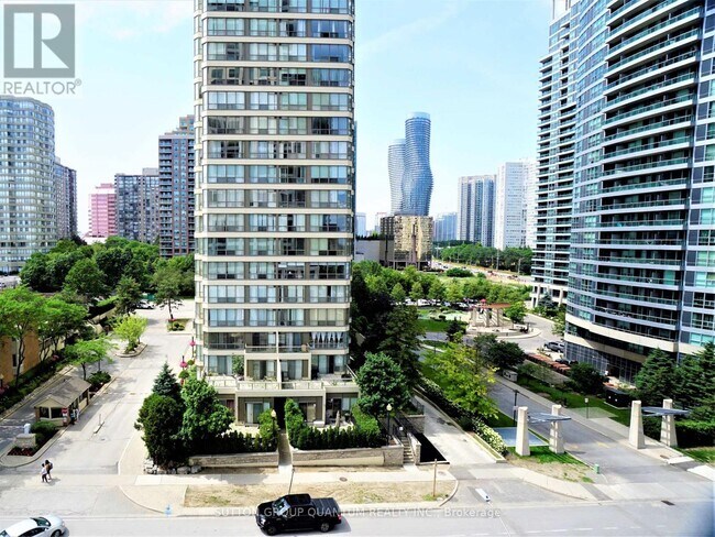 Photo du bâtiment - 36 Elm Dr W