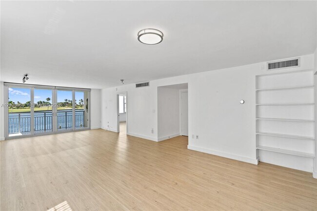 Foto del edificio - 9250 W Bay Harbor Dr